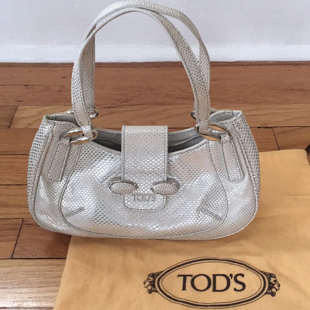 Adorable Tods silver textured mini baguette